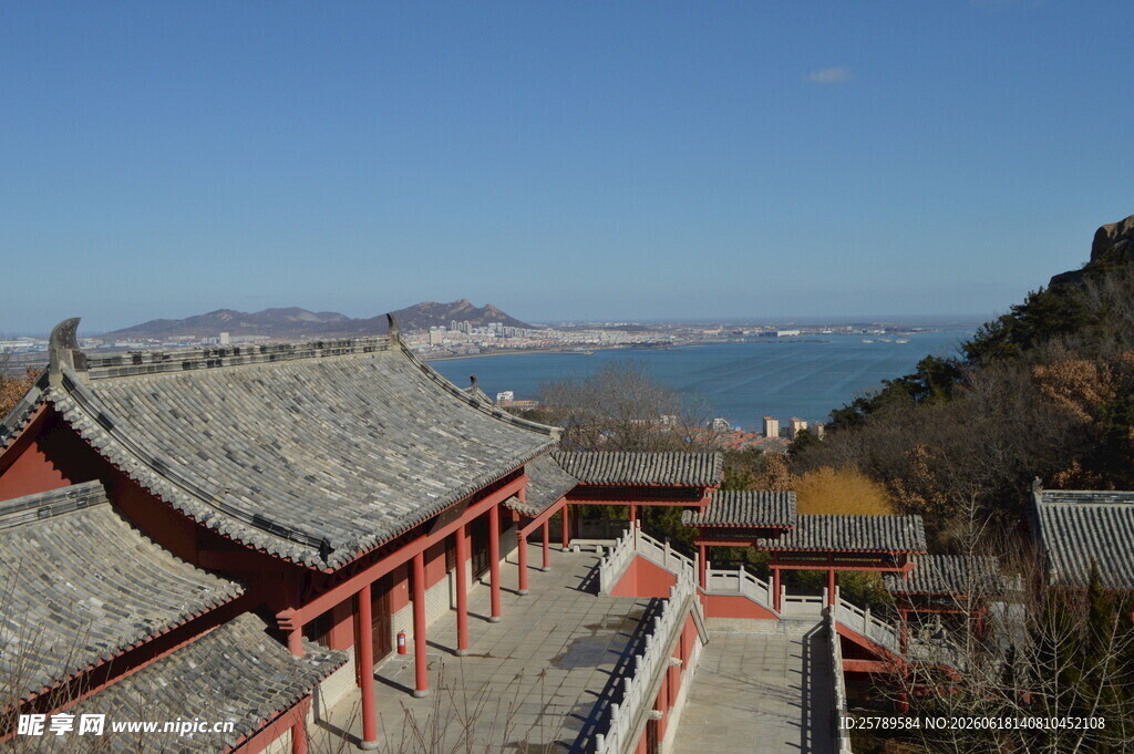 中式古建筑旁的山海风光