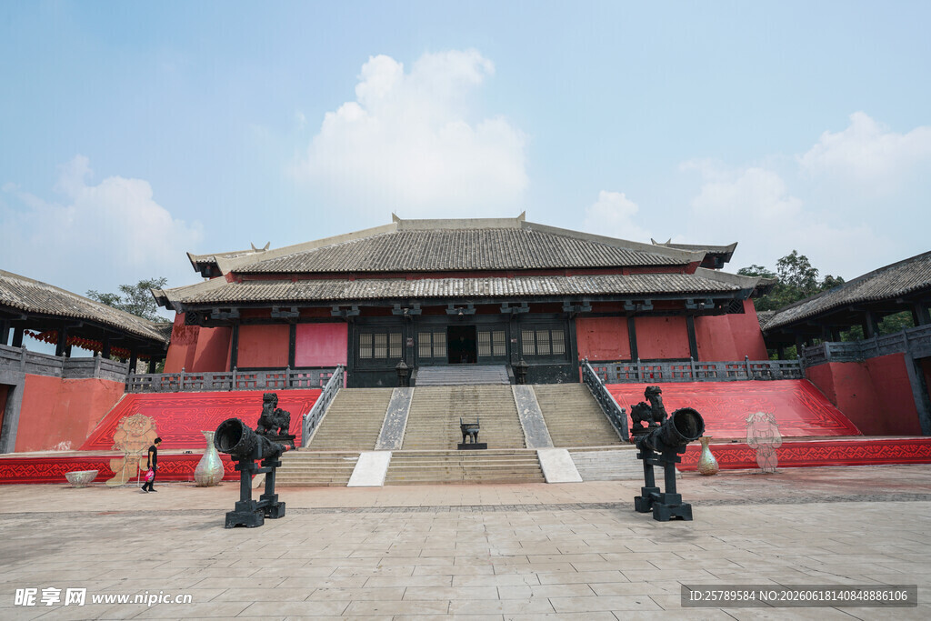 中式古建筑前的武者英姿