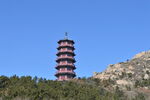 山间红塔矗立蓝天之下