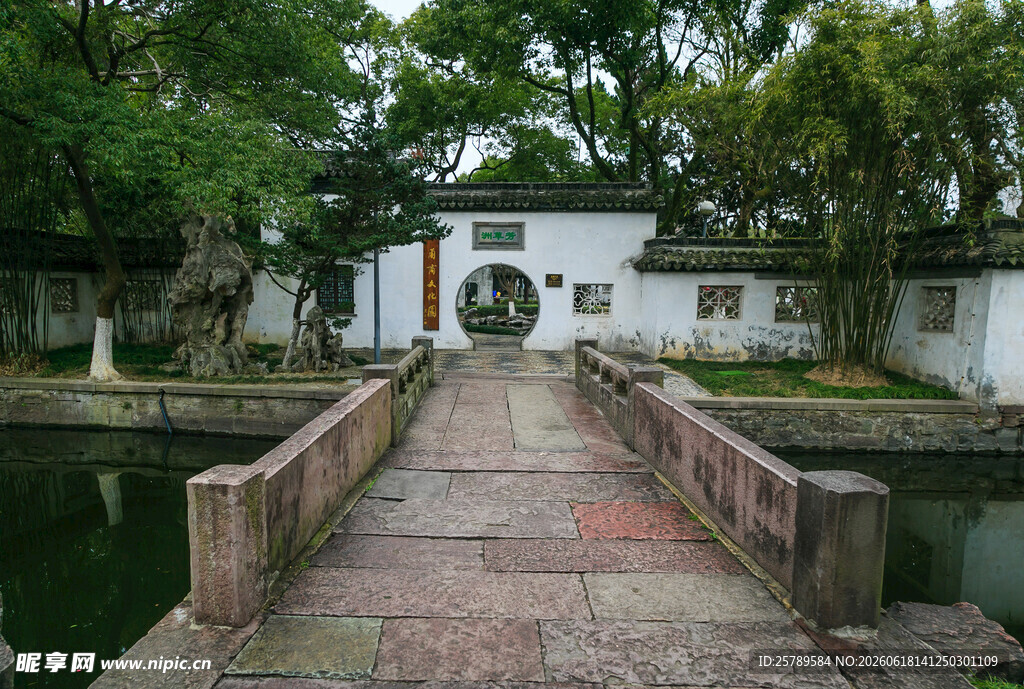 中式园林石桥与白墙建筑