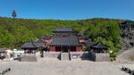 古雅寺庙坐落青山之下