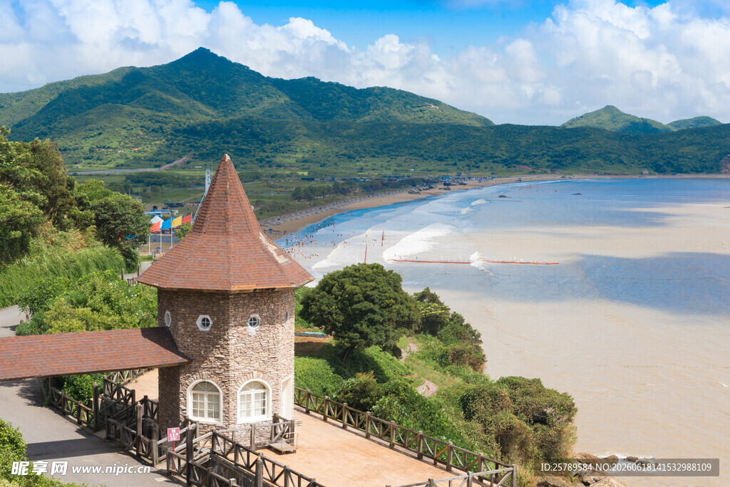 海岸边的童话风塔楼景观