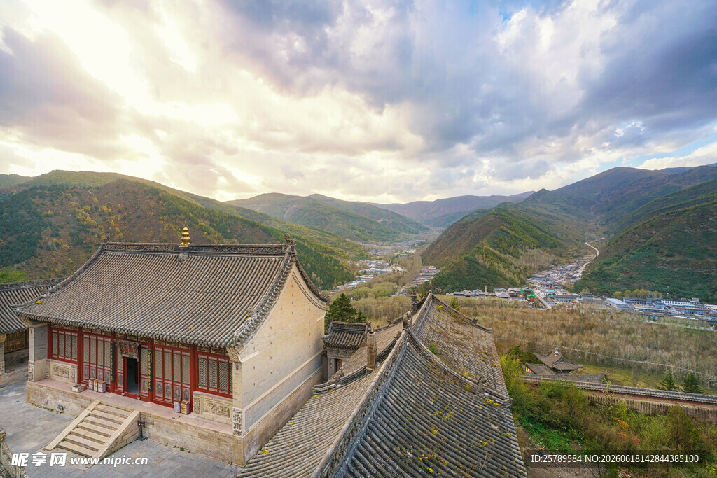 山间古宅眺望壮丽风光