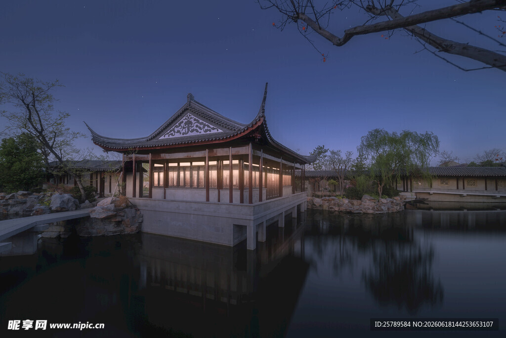 古亭夜色湖畔静谧美景