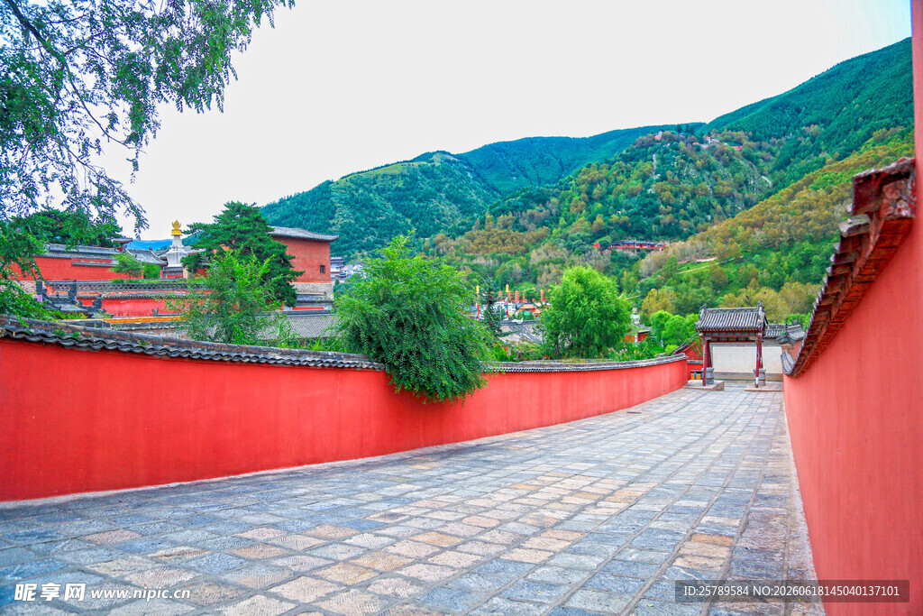 红墙古道间的山间景致