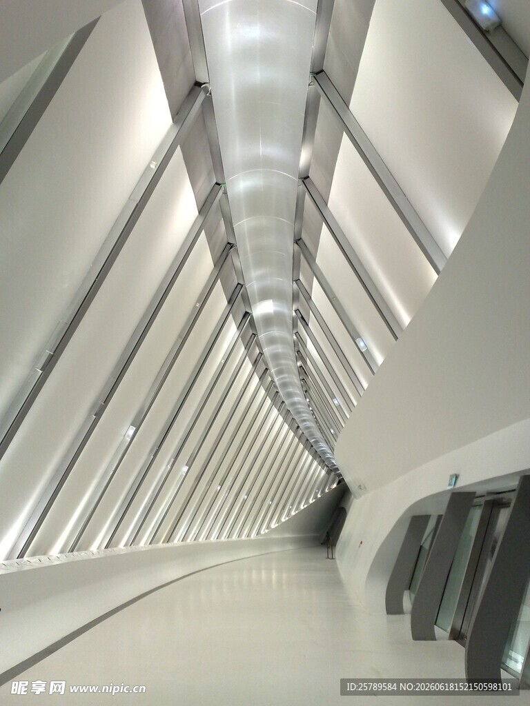 现代科技感的狭长走廊空间