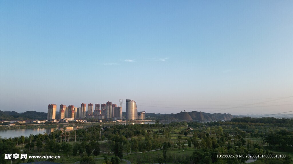 城市天际线与绿树景观