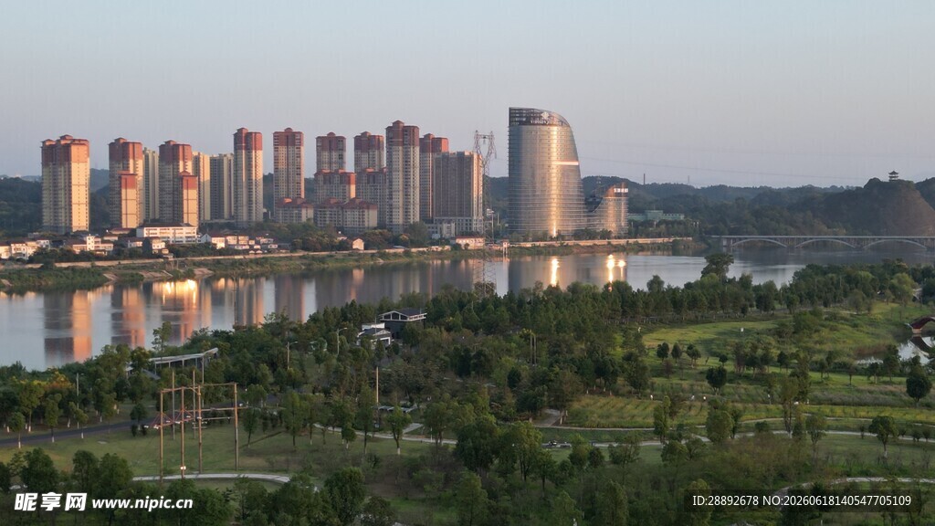 城市河畔景观风光