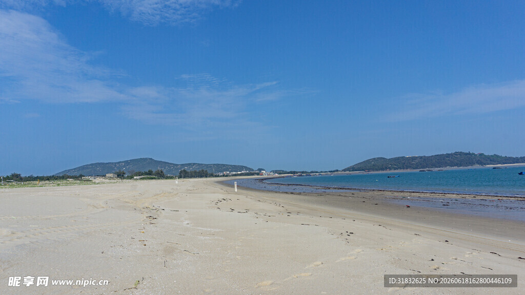 美丽沙滩与远处碧海蓝天