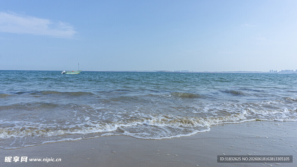 海边美景 海浪轻拍沙滩