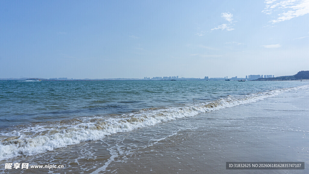 海边美景 海浪轻拍沙滩
