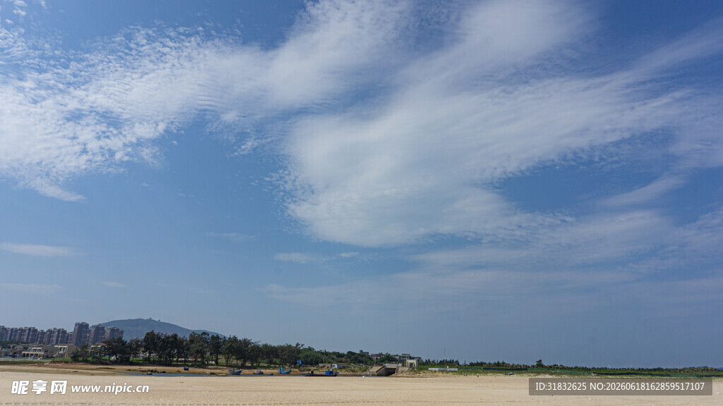 蓝天沙滩海岸线美景