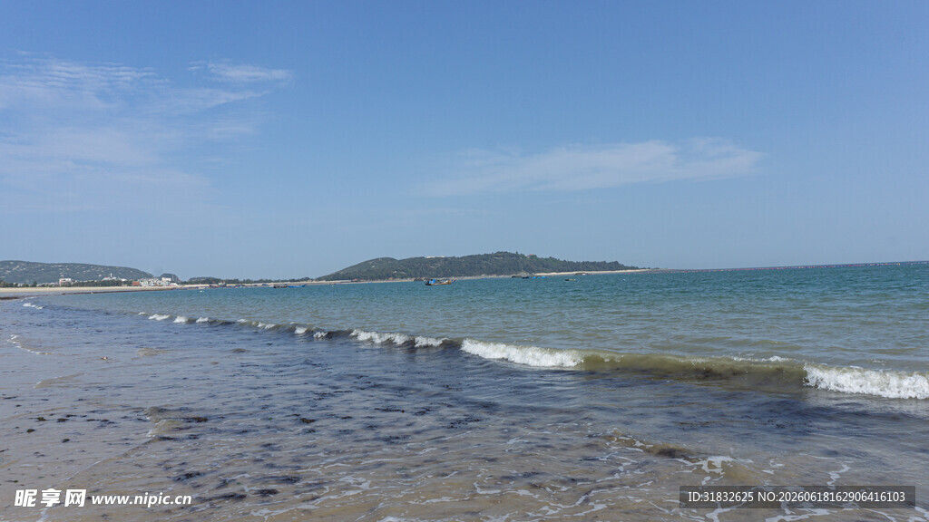 海边美景 海浪轻拍沙滩