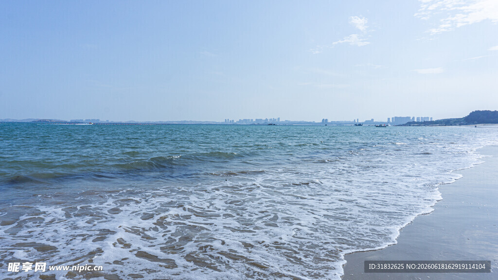 海边美景 海浪轻拍沙滩