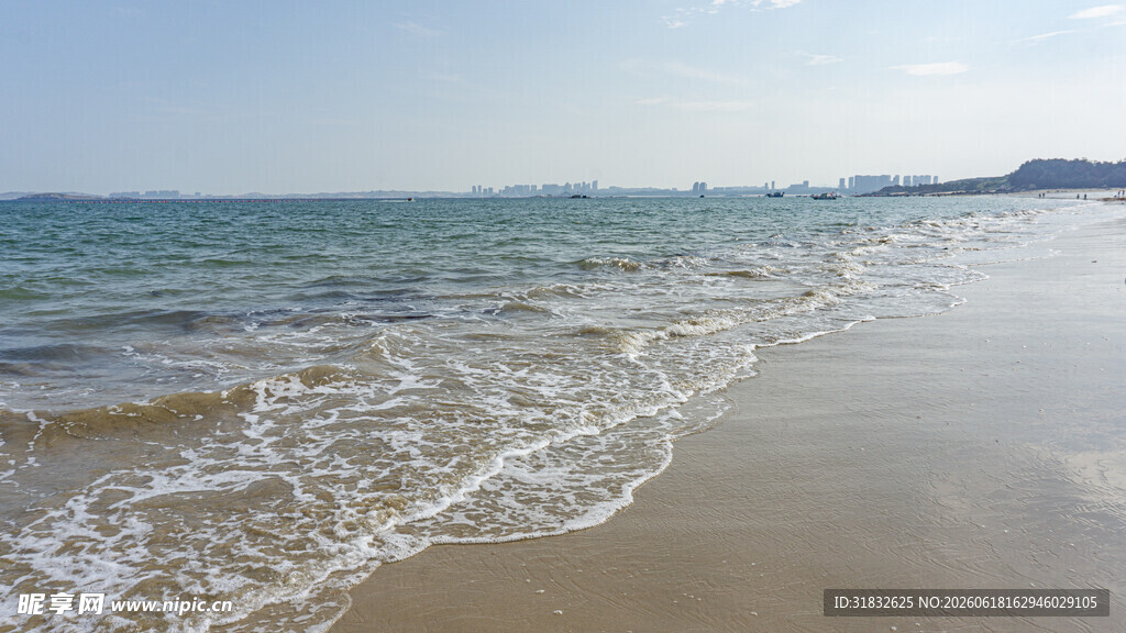 海边沙滩 海浪轻拍海岸