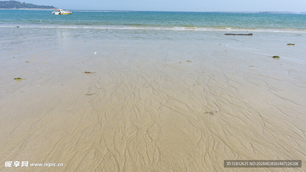 沙滩海景 海浪轻拍海岸