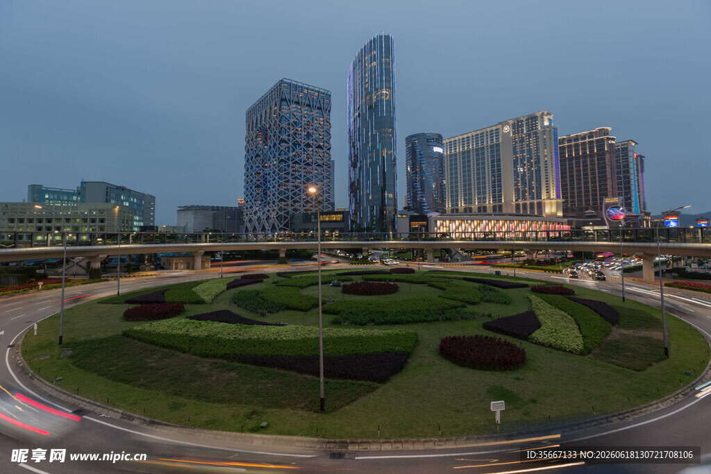 城市环形景观与高楼夜景