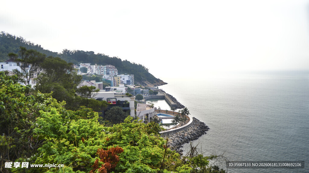 海岸风光中的绿植与建筑