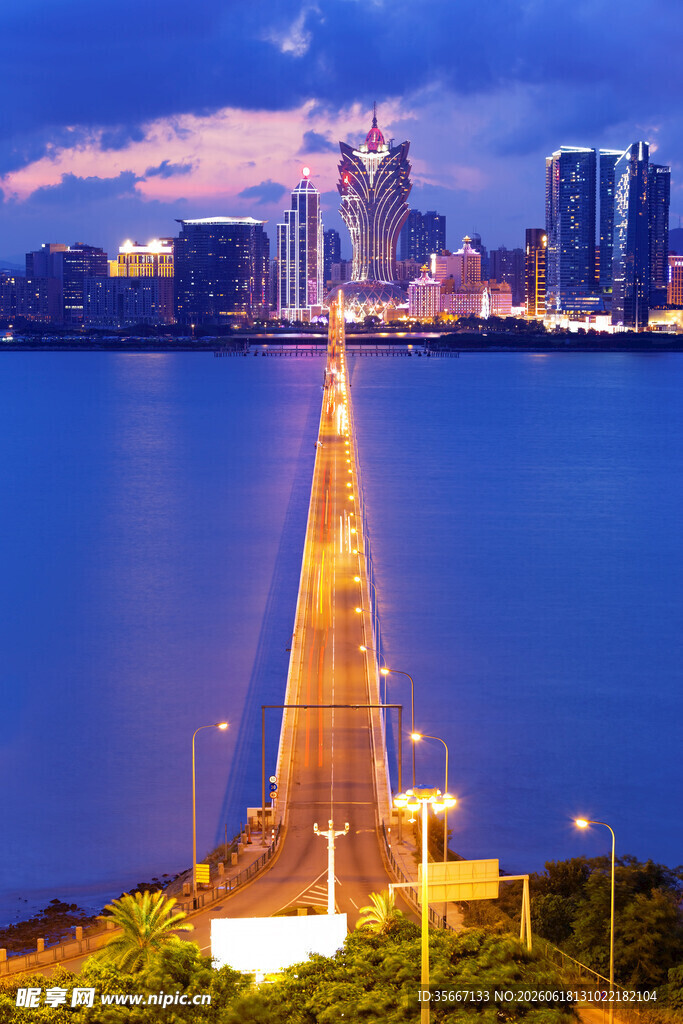 厦门夜景中的地标建筑