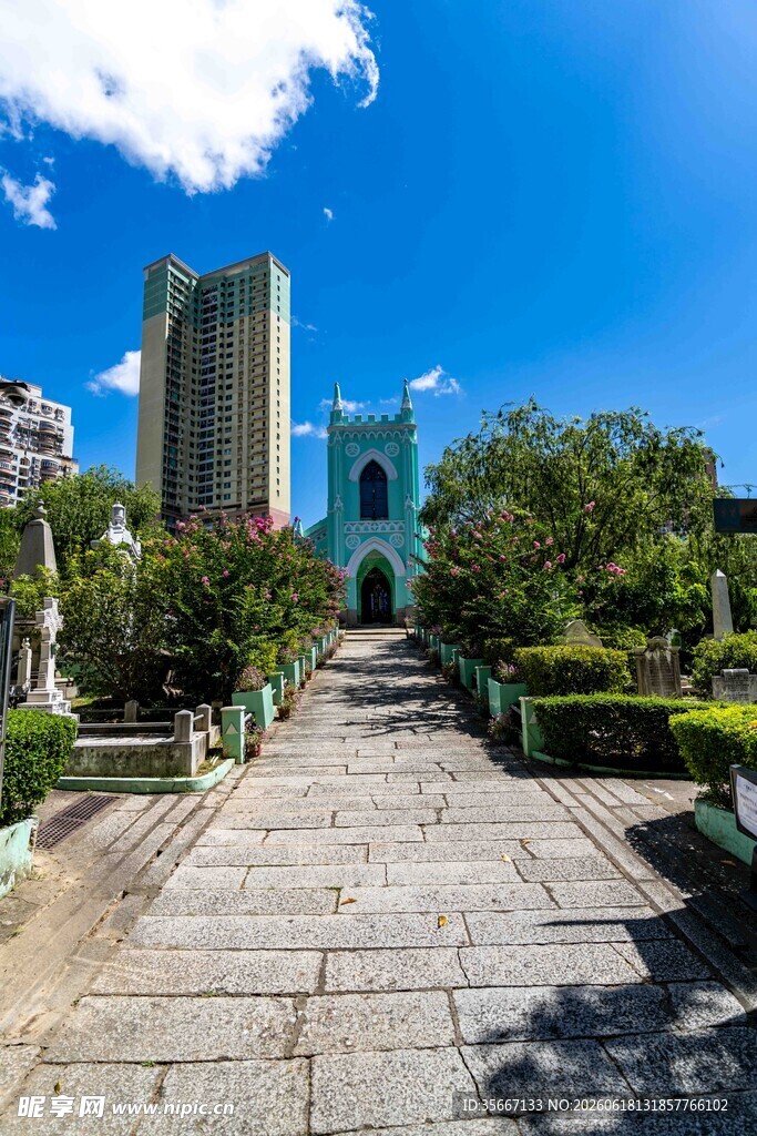 城市中静谧的石板步道