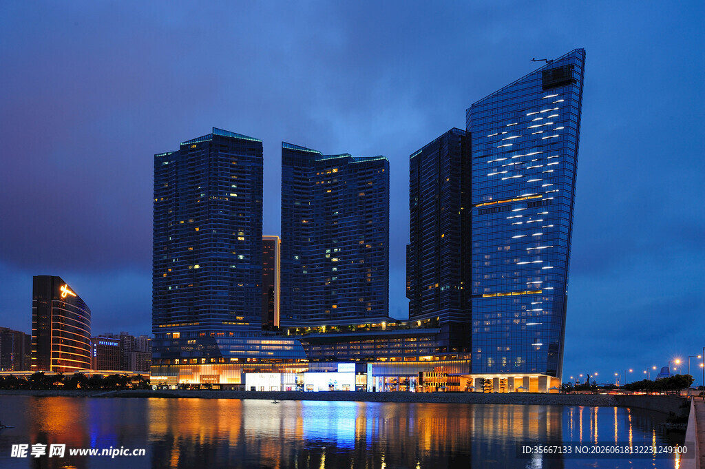 城市夜景中的摩天大楼