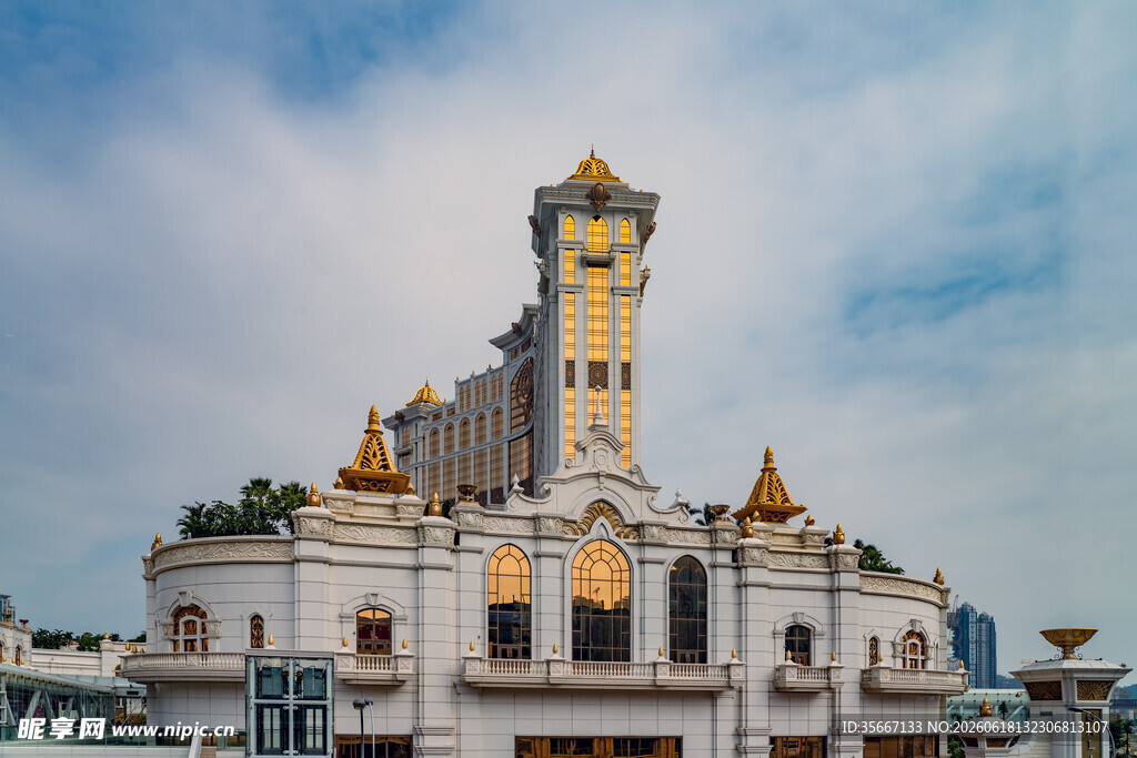 华丽宫殿式建筑塔楼耸立