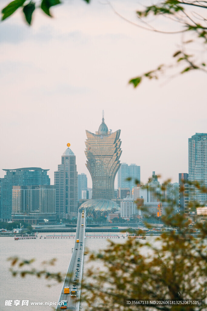 江边城市独特建筑景观