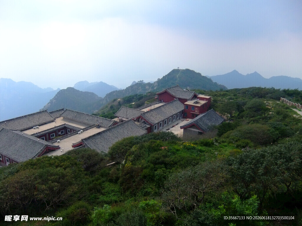 山间古建筑群俯瞰美景
