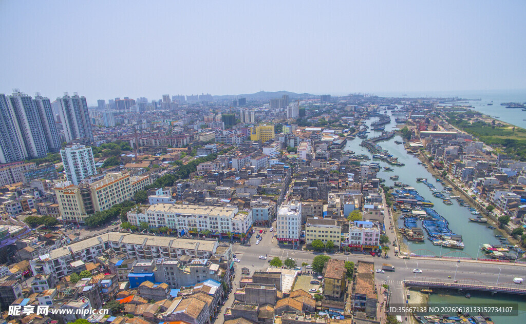 城市俯瞰景观建筑与水系