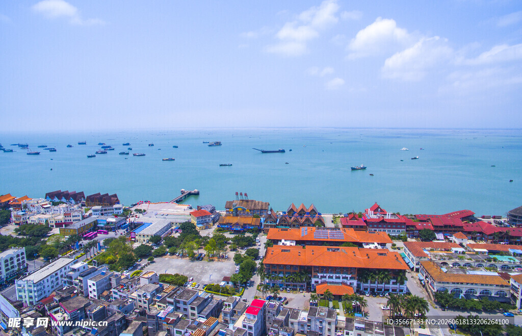 俯瞰海滨城市多彩景致