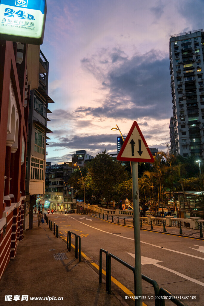 城市街道黄昏交通景象
