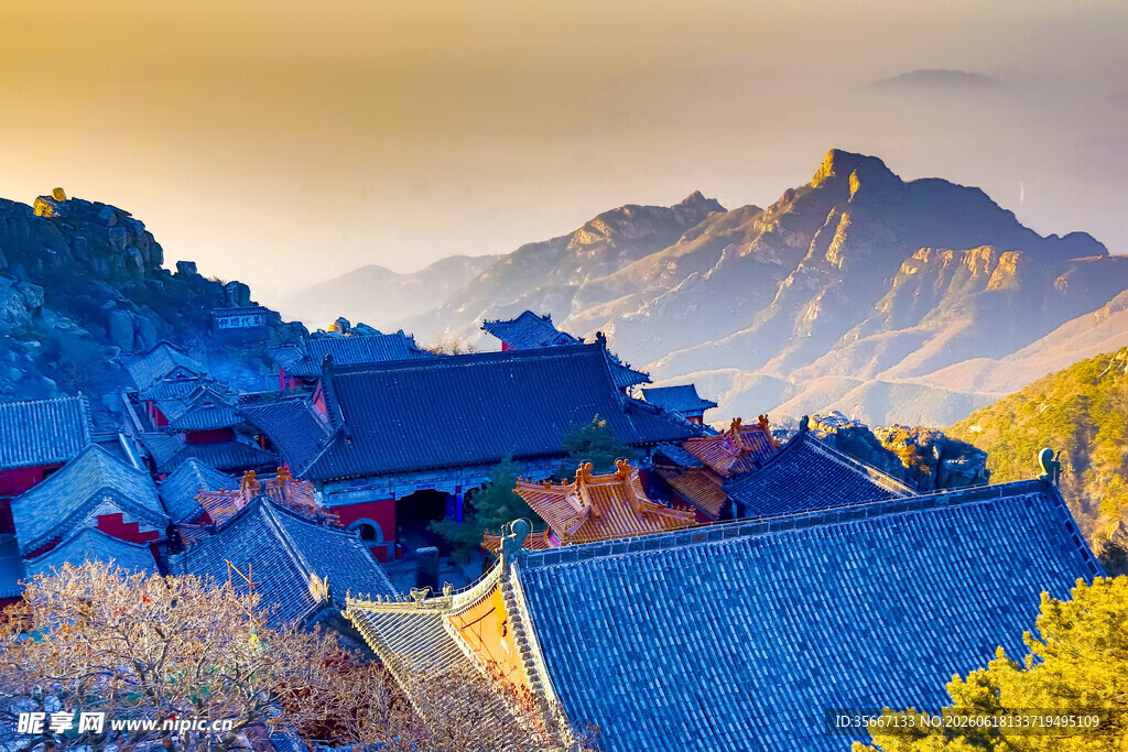 古建与山峦相映的壮美景观