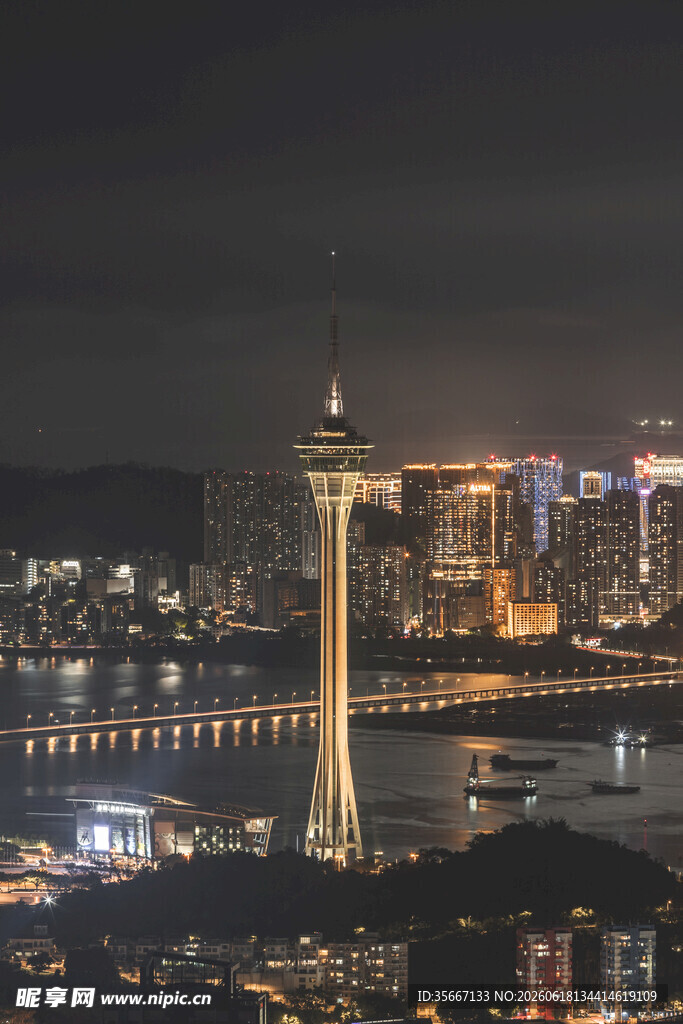 澳门夜景中的标志性观光塔