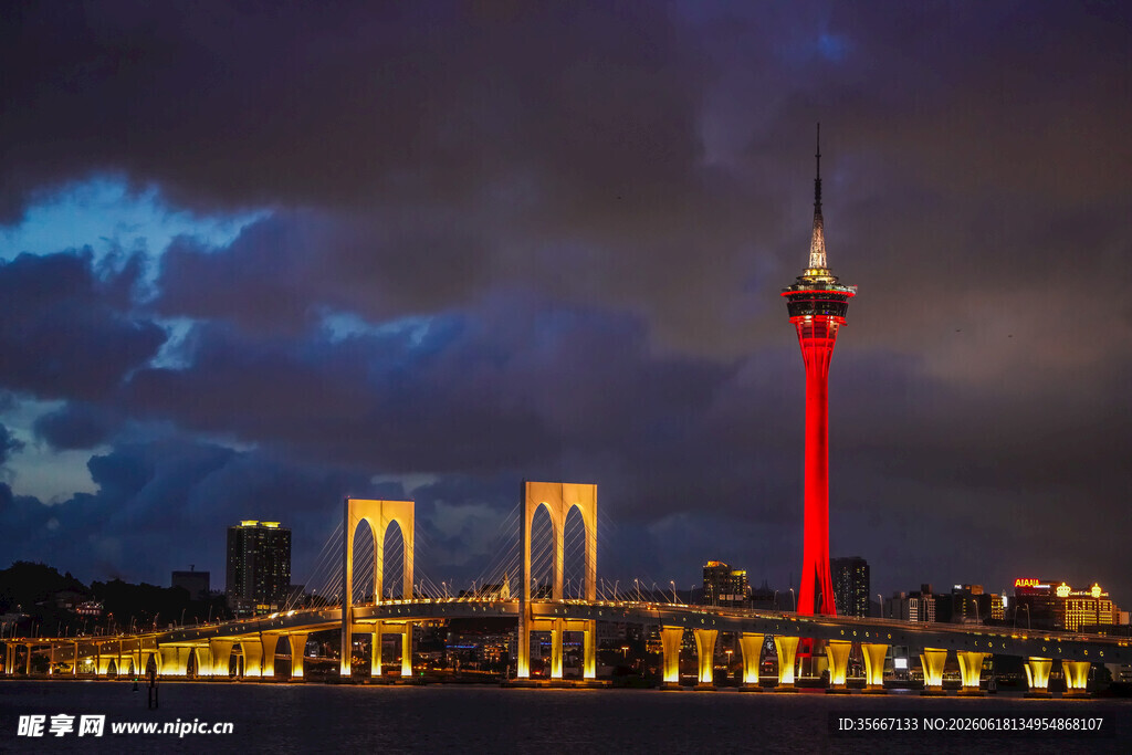 夜幕下的城市地标建筑