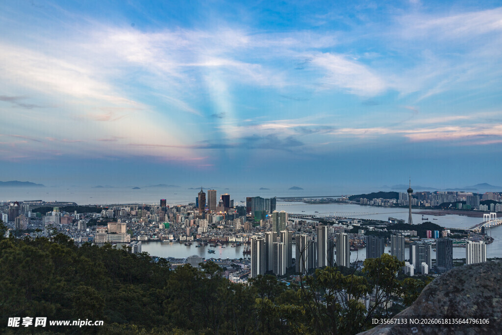 城市天际线与绚丽霞光