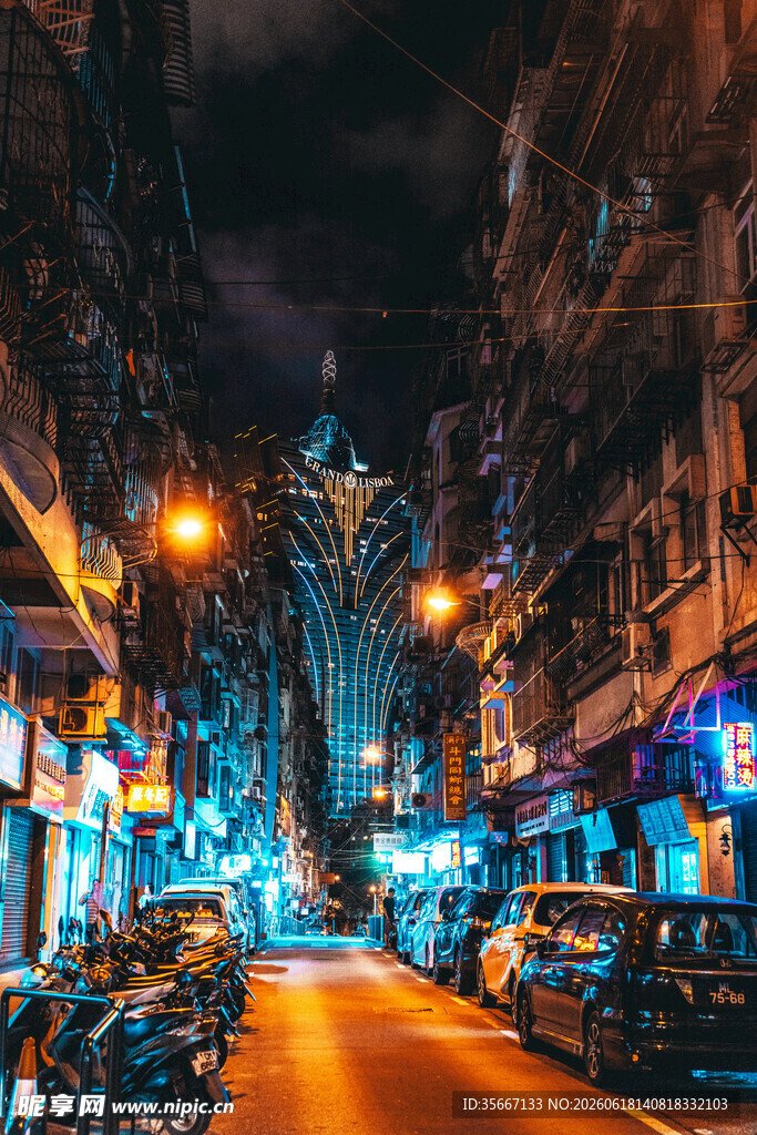 夜晚街道的绚烂灯光景象