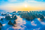 中国广西荔浦喀斯特雾海晨曦风光