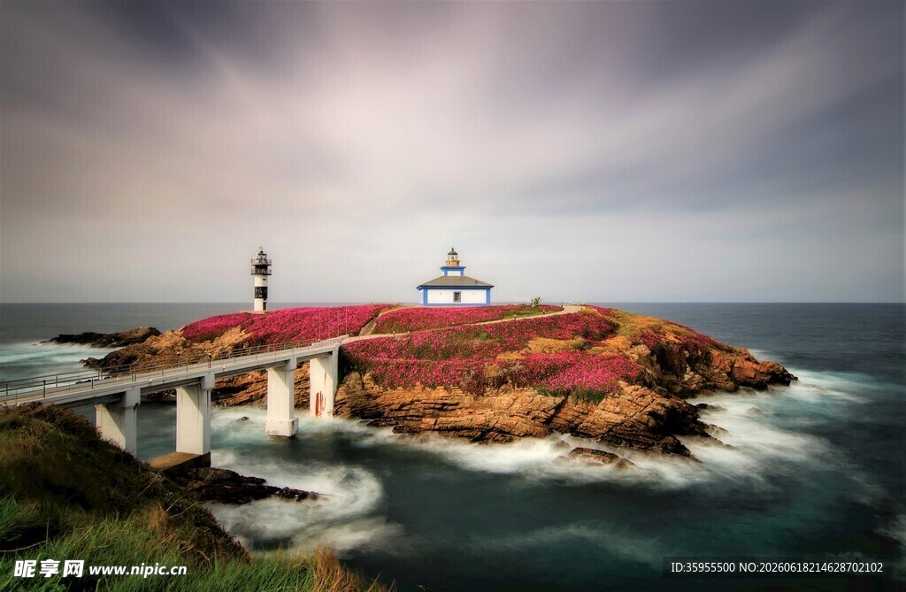 海边灯塔美景图