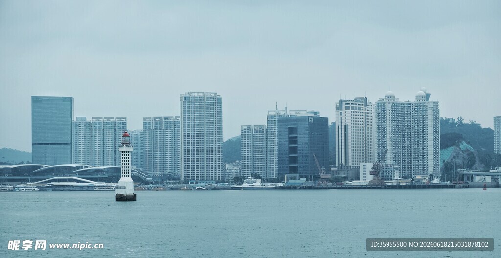 海滨城市天际线与船只