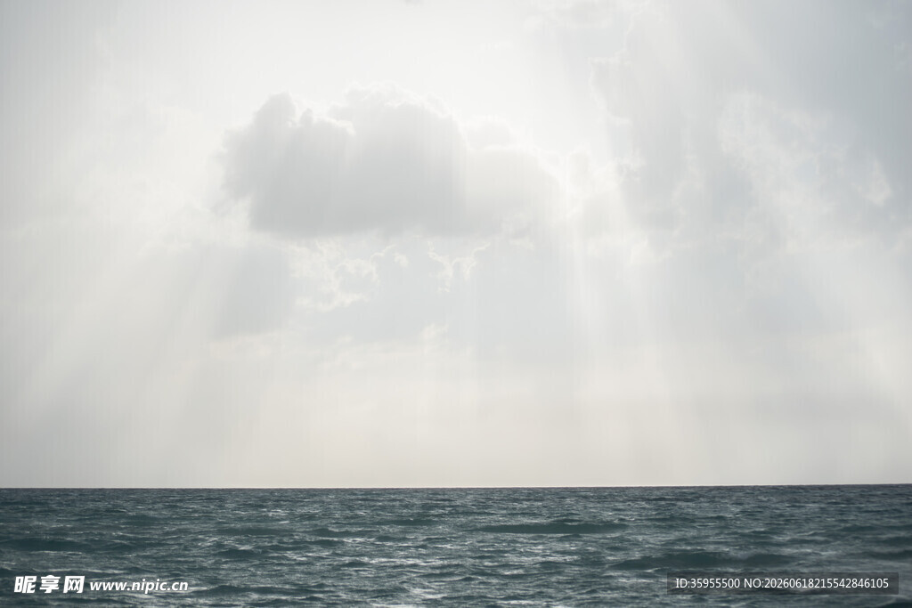 海上天光云隙洒下光芒