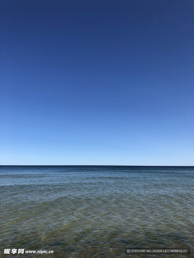 清澈海面与蓝天相接美景