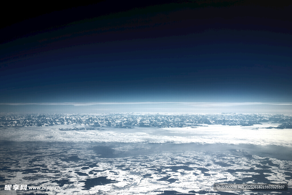 高空俯瞰云海壮丽景象