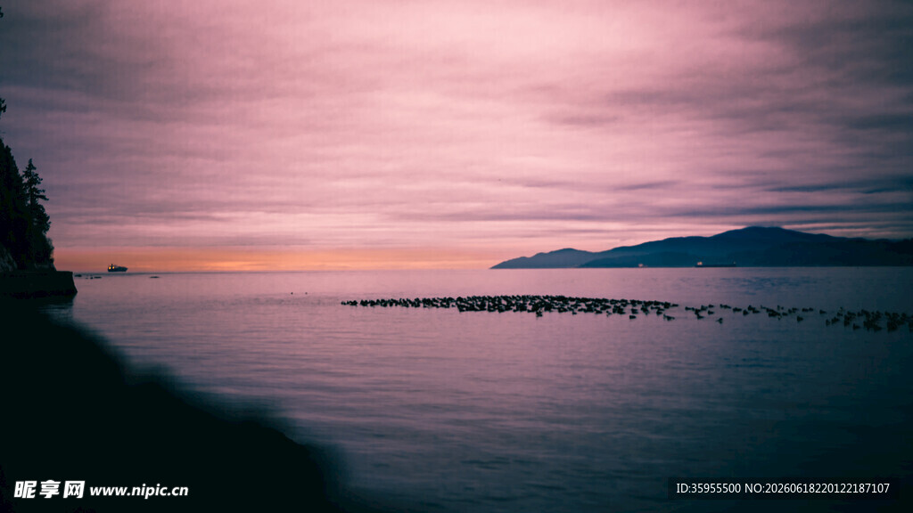 海边暮色中的宁静美景