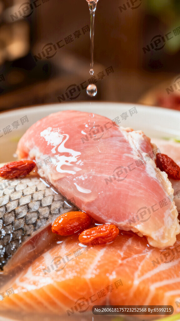 汤汁滴在非常新鲜的鸡胸肉上、旁