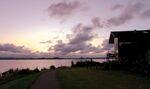 黄昏海滨小屋的美丽景致