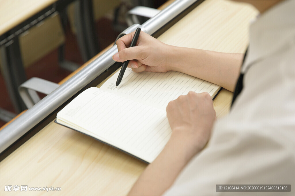 学生桌前握笔书写瞬间