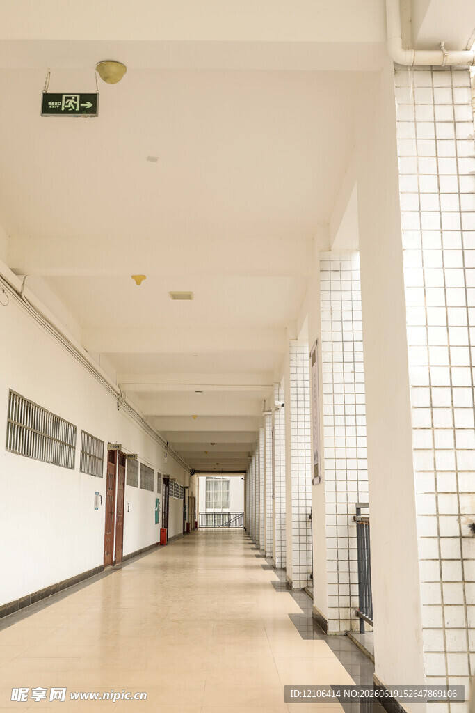 空旷走廊简洁建筑空间