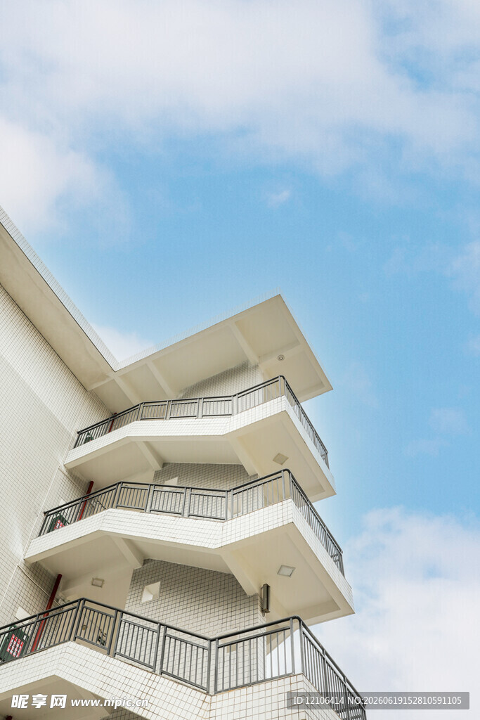 现代风格多层建筑外观