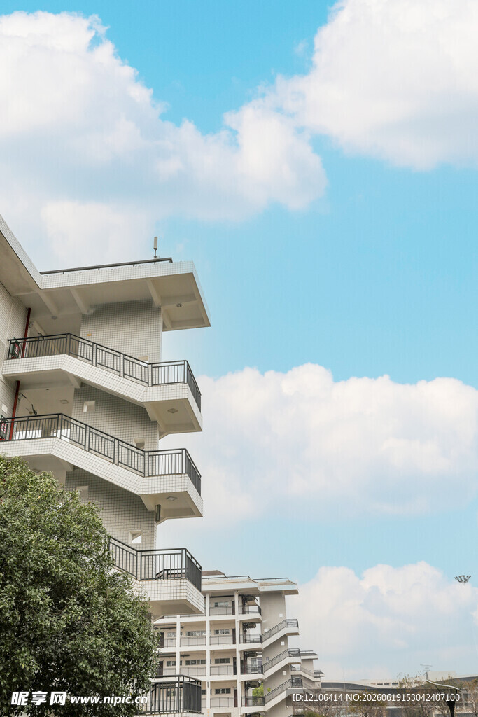 现代多层建筑与蓝天白云