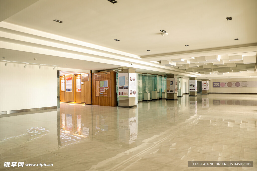 宽敞明亮的室内展示空间